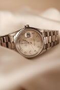 Bild in Galerie-Betrachter laden, Rolex Day-Date 36 18239 Box + og. Papiere Silver Diamond Dial

