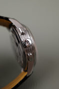Bild in Galerie-Betrachter laden, Breitling Premier B25 Datora 42 AB2510 Box + og. Papiere Salmon Dial
