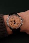 Bild in Galerie-Betrachter laden, Breitling Premier B25 Datora 42 AB2510 Box + og. Papiere Salmon Dial
