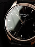 Bild in Galerie-Betrachter laden, Patek Philippe Calatrava 5227G-010 Box + og. Papiere 18k White Gold, German Delivered

