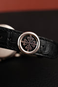 Bild in Galerie-Betrachter laden, Patek Philippe Calatrava 5227G-010 Box + og. Papiere 18k White Gold, German Delivered
