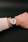 Cargar la imagen en la vista de la galería, Girard Perregaux 1966 49544-11-132-BB60 Box + og. Papiere Dual Time 40mm, SERVICED
