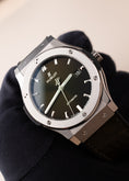 Bild in Galerie-Betrachter laden, Hublot Classic Fusion 542NX8970LR Box + og. Papiere Green Titanium, 42 mm
