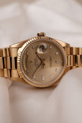 Bild in Galerie-Betrachter laden, Rolex Day-Date 36 18238 Box + og. Papiere Champagne Diamond Dial
