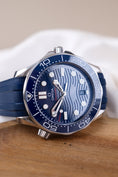 Carica l'immagine nel visualizzatore della galleria, Omega Seamaster 300 Diver 210.32.42.20.03.001 - Detail view 2
