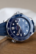Carica l'immagine nel visualizzatore della galleria, Omega Seamaster 300 Diver 210.32.42.20.03.001 - Detail view 1
