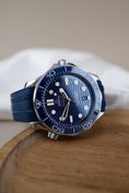Carica l'immagine nel visualizzatore della galleria, Omega Seamaster 300 Diver 210.32.42.20.03.001 - Detail view 9
