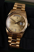 Cargar la imagen en la vista de la galería, Rolex Day-Date 36 18238 Box + og. Papiere Champagne Diamond Dial
