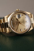 Cargar la imagen en la vista de la galería, Rolex Day-Date 36 18238 Box + og. Papiere Champagne Diamond Dial
