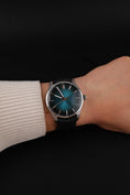 Charger l'image dans la visionneuse de la galerie, H.Moser & Cie Pioneer 42  3200-1214 Box + og. Papiere Mega Cool Blue Lagoon, 42,8mm
