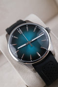 Charger l'image dans la visionneuse de la galerie, H.Moser & Cie Pioneer 42  3200-1214 Box + og. Papiere Mega Cool Blue Lagoon, 42,8mm

