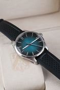 Charger l'image dans la visionneuse de la galerie, H.Moser & Cie Pioneer 42  3200-1214 Box + og. Papiere Mega Cool Blue Lagoon, 42,8mm
