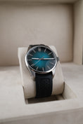 Charger l'image dans la visionneuse de la galerie, H.Moser & Cie Pioneer 42  3200-1214 Box + og. Papiere Mega Cool Blue Lagoon, 42,8mm
