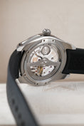 Charger l'image dans la visionneuse de la galerie, H.Moser & Cie Pioneer 42  3200-1214 Box + og. Papiere Mega Cool Blue Lagoon, 42,8mm
