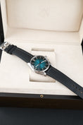 Charger l'image dans la visionneuse de la galerie, H.Moser & Cie Pioneer 42  3200-1214 Box + og. Papiere Mega Cool Blue Lagoon, 42,8mm
