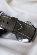 Load image into Gallery viewer, Panerai Luminor Base PAM00112 - Detail view 11
