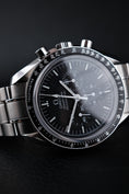 Load image into Gallery viewer, Omega Speedmaster Moonwatch 31130423001006 - Detail view 3
