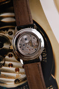 Charger l'image dans la visionneuse de la galerie, Maurice Lacroix Masterpiece Springende Stunde 28505 Box + og. Papiere German First Buyer's Invoice, SERVICED
