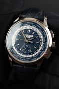 Cargar la imagen en la vista de la galería, Patek Philippe World Time Chronograph 5930G-010 Box + og. Papiere Blue Dial, 2022, White Gold, EU Delivered, Flyback
