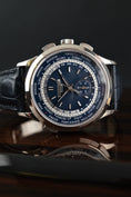 Cargar la imagen en la vista de la galería, Patek Philippe World Time Chronograph 5930G-010 Box + og. Papiere Blue Dial, 2022, White Gold, EU Delivered, Flyback
