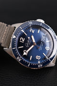 Bild in Galerie-Betrachter laden, Glashütte SeaQ Panoramadatum 1-36-13-02-81-34 Box + og. Papiere Blue Dial, incl. Orange Nato Glashütte Original Strap
