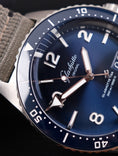 Bild in Galerie-Betrachter laden, Glashütte SeaQ Panoramadatum 1-36-13-02-81-34 Box + og. Papiere Blue Dial, incl. Orange Nato Glashütte Original Strap
