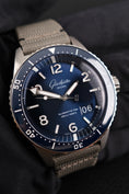 Bild in Galerie-Betrachter laden, Glashütte SeaQ Panoramadatum 1-36-13-02-81-34 Box + og. Papiere Blue Dial, incl. Orange Nato Glashütte Original Strap
