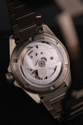 Cargar la imagen en la vista de la galería, Oris Pro Pilot x Kermit 0140077787157-Set Box + og. Papiere German Delivered
