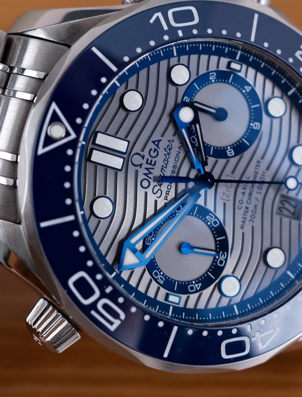 Omega Seamaster Professional Chronograph 21030445106001 Box + og. Papiere Silver Grey Dial, German Delivered, 44mm