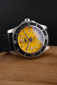 Bild in Galerie-Betrachter laden, Breitling Superocean A17367021 Box + og. Papiere Yellow Dial 44mm
