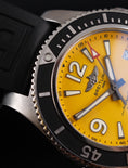 Bild in Galerie-Betrachter laden, Breitling Superocean A17367021 Box + og. Papiere Yellow Dial 44mm
