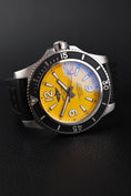 Bild in Galerie-Betrachter laden, Breitling Superocean A17367021 Box + og. Papiere Yellow Dial 44mm
