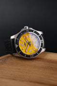 Bild in Galerie-Betrachter laden, Breitling Superocean A17367021 Box + og. Papiere Yellow Dial 44mm
