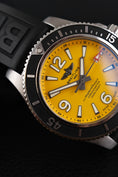 Bild in Galerie-Betrachter laden, Breitling Superocean A17367021 Box + og. Papiere Yellow Dial 44mm
