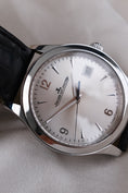Carica l'immagine nel visualizzatore della galleria, Jaeger-LeCoultre Master Control Date 176.8.40.S - Detail view 1
