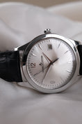 Carica l'immagine nel visualizzatore della galleria, Jaeger-LeCoultre Master Control Date 176.8.40.S - Detail view 2
