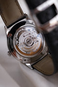 Carica l'immagine nel visualizzatore della galleria, Jaeger-LeCoultre Master Control Date 176.8.40.S - Detail view 7
