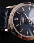 Cargar la imagen en la vista de la galería, Patek Philippe Annual Calendar Blue Baguette Diamond Dial 5396G-017 Box + og. Papiere German Delivered, Moonphase, 18k White Gold

