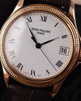 Charger l'image dans la visionneuse de la galerie, Patek Philippe Calatrava 5117R Box + og. Papiere 18k Rose Gold, SERVICED
