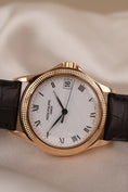 Charger l'image dans la visionneuse de la galerie, Patek Philippe Calatrava 5117R Box + og. Papiere 18k Rose Gold, SERVICED
