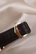 Charger l'image dans la visionneuse de la galerie, Patek Philippe Calatrava 5117R Box + og. Papiere 18k Rose Gold, SERVICED
