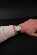 Charger l'image dans la visionneuse de la galerie, Patek Philippe Calatrava 5117R Box + og. Papiere 18k Rose Gold, SERVICED
