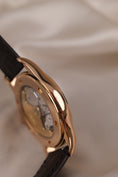 Charger l'image dans la visionneuse de la galerie, Patek Philippe Calatrava 5117R Box + og. Papiere 18k Rose Gold, SERVICED
