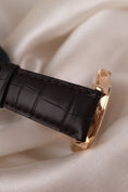 Charger l'image dans la visionneuse de la galerie, Patek Philippe Calatrava 5117R Box + og. Papiere 18k Rose Gold, SERVICED
