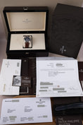 Bild in Galerie-Betrachter laden, Patek Philippe Annual Calendar Chronograph 5960G - Papiere und oder Lieferumfang
