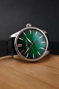 Cargar la imagen en la vista de la galería, H.Moser & Cie Pioneer Center Seconds Automatic 3200-1202 Box + og. Papiere Cosmic Green, German Delivered, 42,8mm
