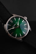 Cargar la imagen en la vista de la galería, H.Moser & Cie Pioneer Center Seconds Automatic 3200-1202 Box + og. Papiere Cosmic Green, German Delivered, 42,8mm
