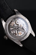 Cargar la imagen en la vista de la galería, H.Moser & Cie Pioneer Center Seconds Automatic 3200-1202 Box + og. Papiere Cosmic Green, German Delivered, 42,8mm
