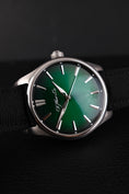 Cargar la imagen en la vista de la galería, H.Moser & Cie Pioneer Center Seconds Automatic 3200-1202 Box + og. Papiere Cosmic Green, German Delivered, 42,8mm
