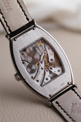 Bild in Galerie-Betrachter laden, Patek Philippe Gondolo 5098P Box + og. Papiere Platinum, 3 Patek Straps, 32 x 42mm
